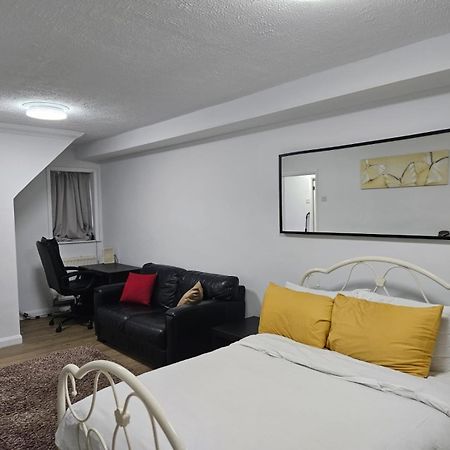 Charming 3-Bedroom Retreat With Modern Comforts South Ockendon Exterior photo
