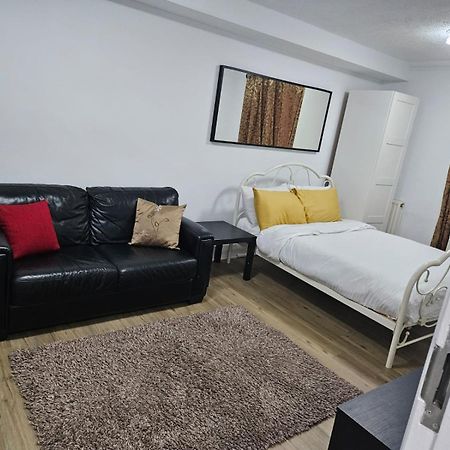 Charming 3-Bedroom Retreat With Modern Comforts South Ockendon Exterior photo