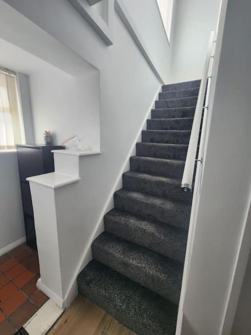 Charming 3-Bedroom Retreat With Modern Comforts South Ockendon Exterior photo