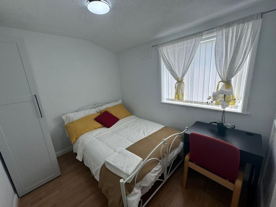 Charming 3-Bedroom Retreat With Modern Comforts South Ockendon Exterior photo