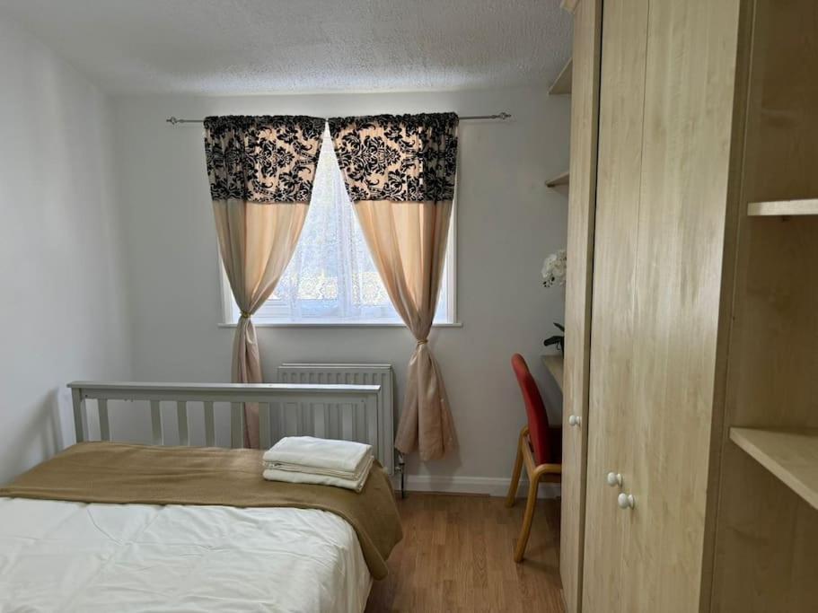 Charming 3-Bedroom Retreat With Modern Comforts South Ockendon Exterior photo