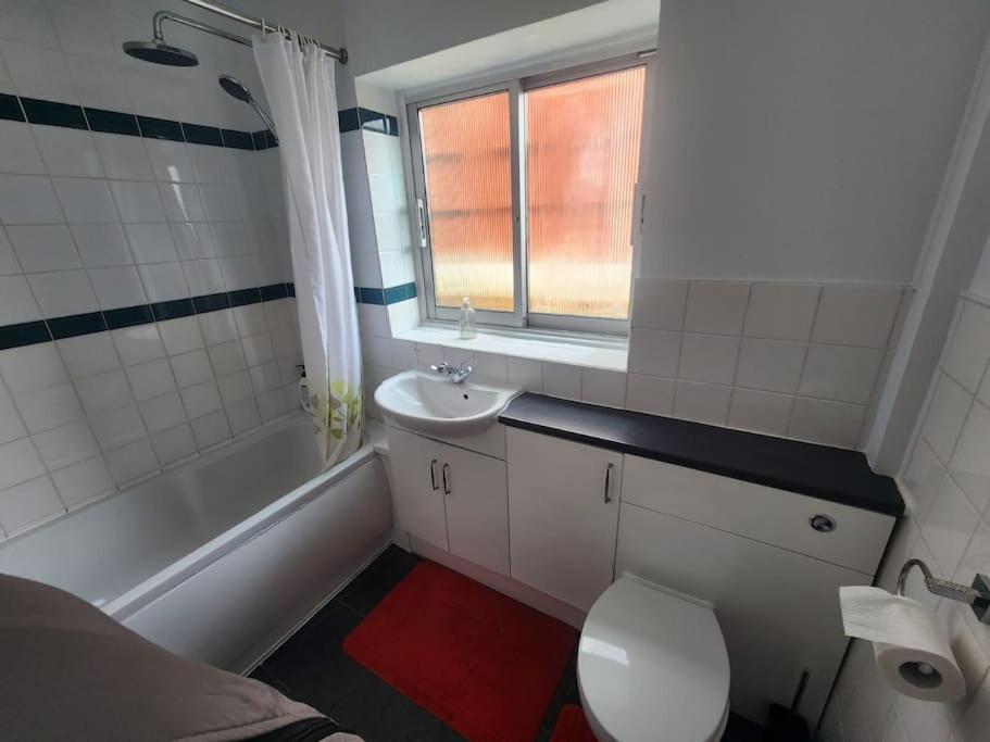 Charming 3-Bedroom Retreat With Modern Comforts South Ockendon Exterior photo