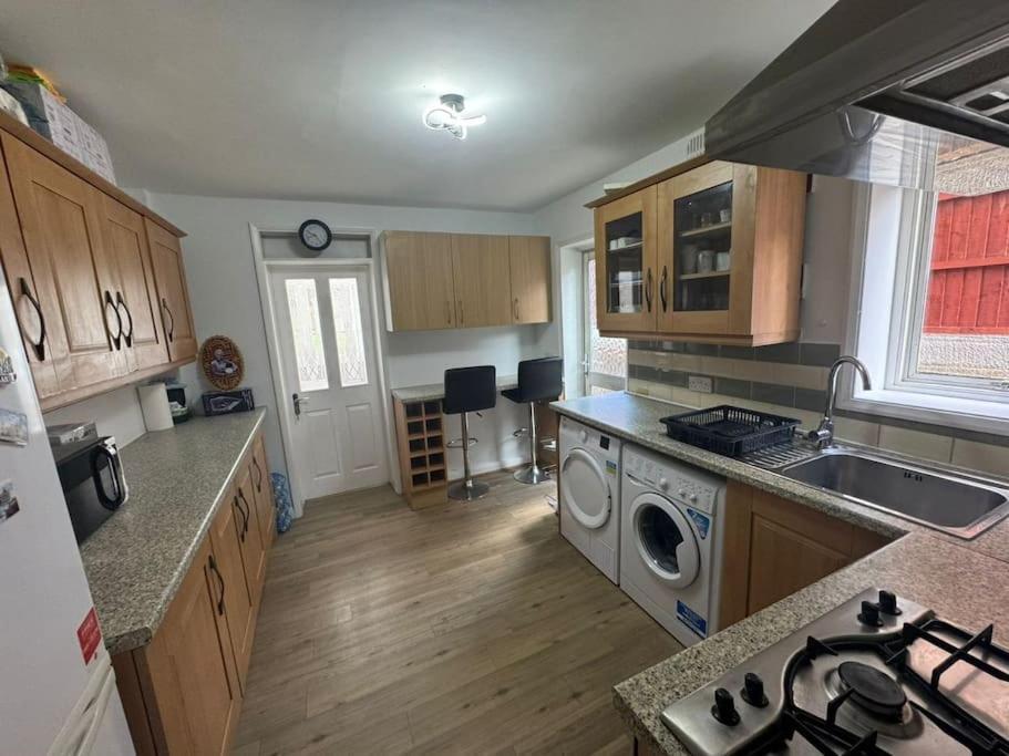 Charming 3-Bedroom Retreat With Modern Comforts South Ockendon Exterior photo