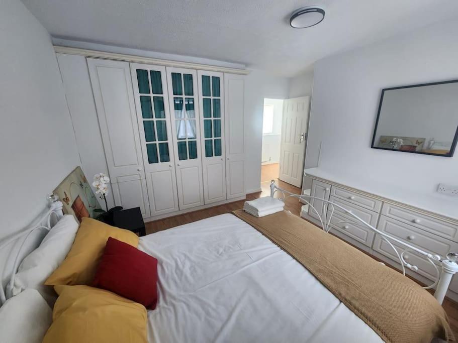 Charming 3-Bedroom Retreat With Modern Comforts South Ockendon Exterior photo