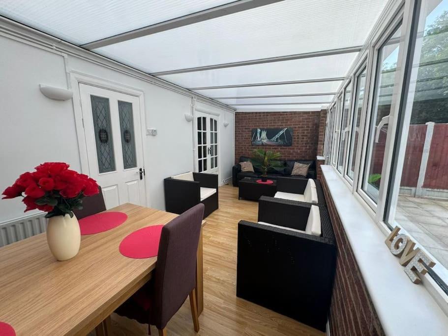 Charming 3-Bedroom Retreat With Modern Comforts South Ockendon Exterior photo