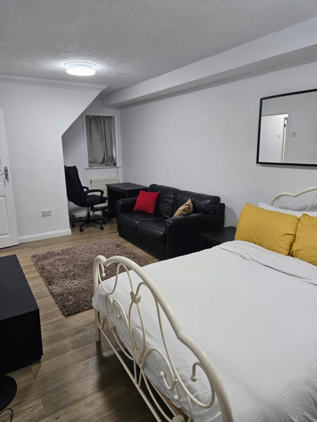 Charming 3-Bedroom Retreat With Modern Comforts South Ockendon Exterior photo