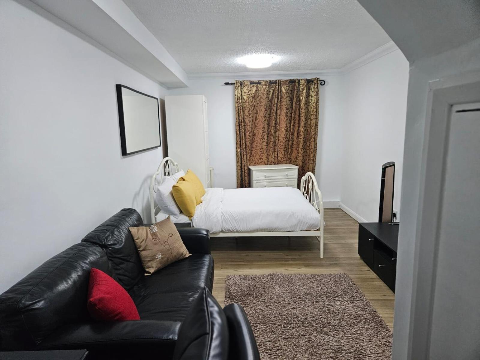 Charming 3-Bedroom Retreat With Modern Comforts South Ockendon Exterior photo
