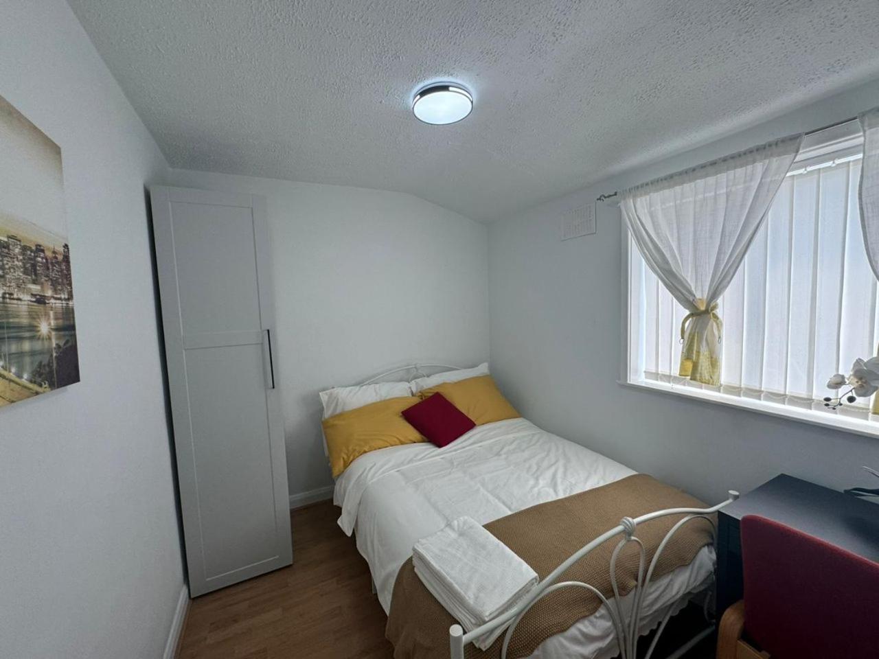 Charming 3-Bedroom Retreat With Modern Comforts South Ockendon Exterior photo